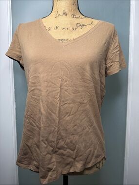 NY& C Classic V-Neck Short Sleeve Top - Taupe. Size Medium.